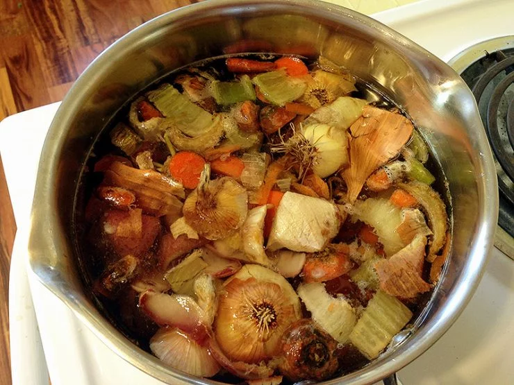 https://kellythekitchenkop.com/wp-content/uploads/2009/01/broth-740x555.jpg.webp